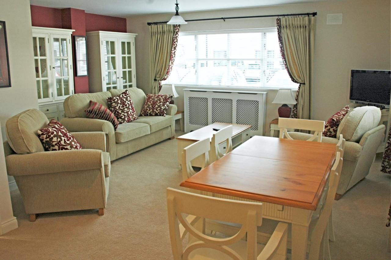 Moyvalley Hotel Self Catering Cottages ภายนอก รูปภาพ